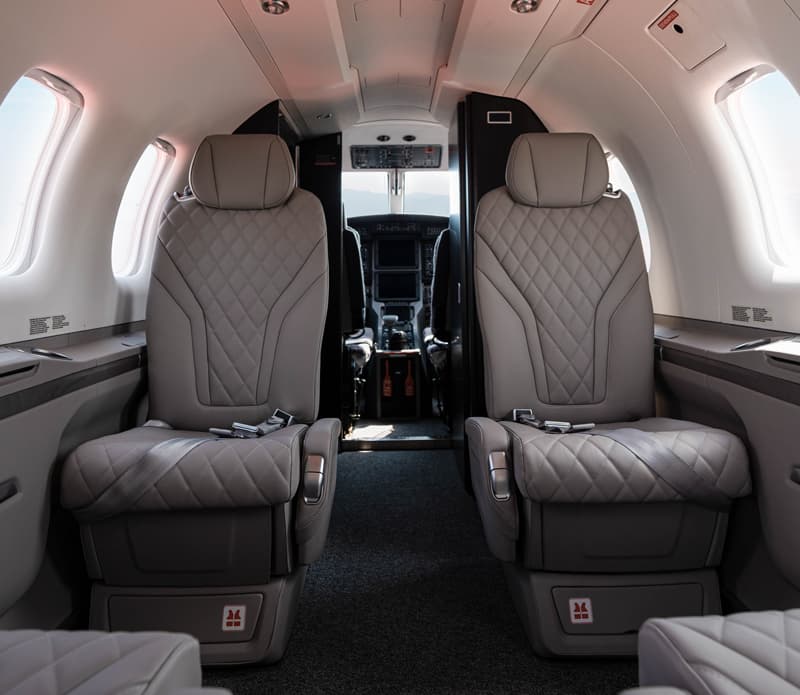 Helle Ledersitze in der Kabine einer Pilatus PC-12 NGX
